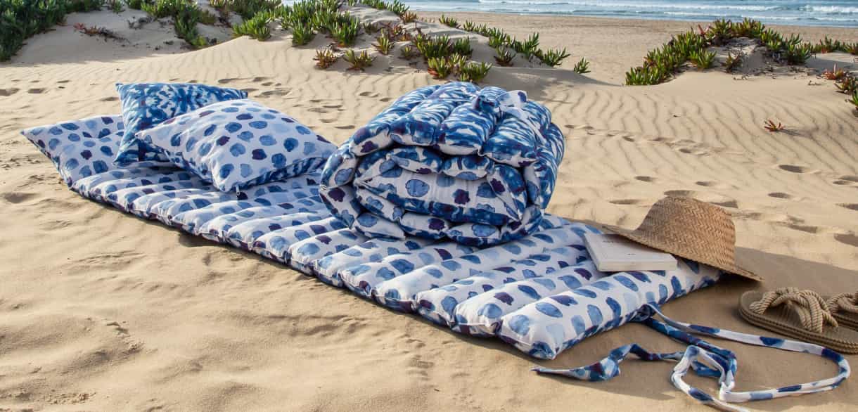 Matelas de plage enduit bleu et blanc double face