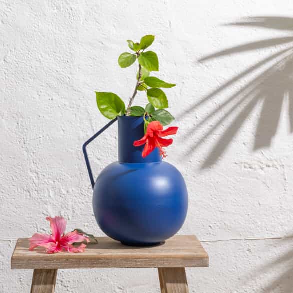 Vase contemporain en métal